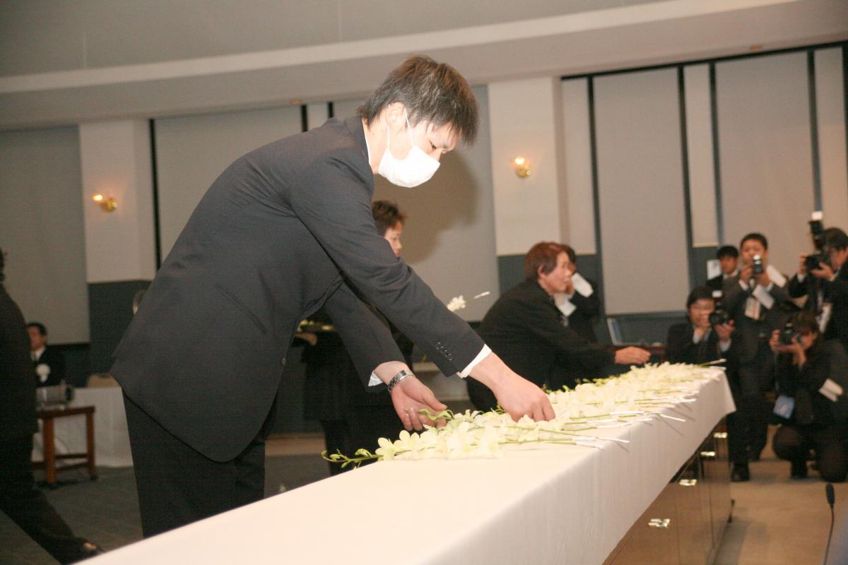 祭壇に花を添える遺族の方（2）