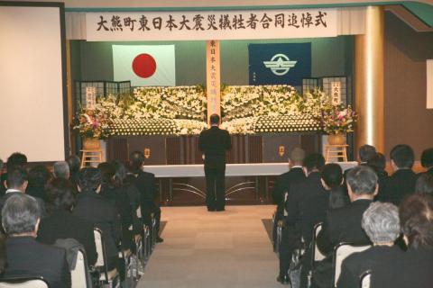追悼式で式辞を述べる渡辺町長