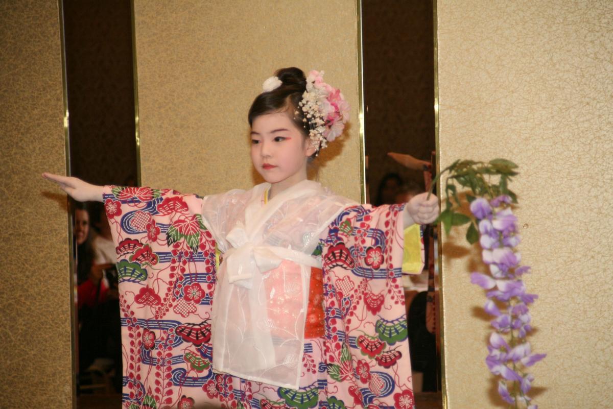 日本舞踊を披露する町の小学生