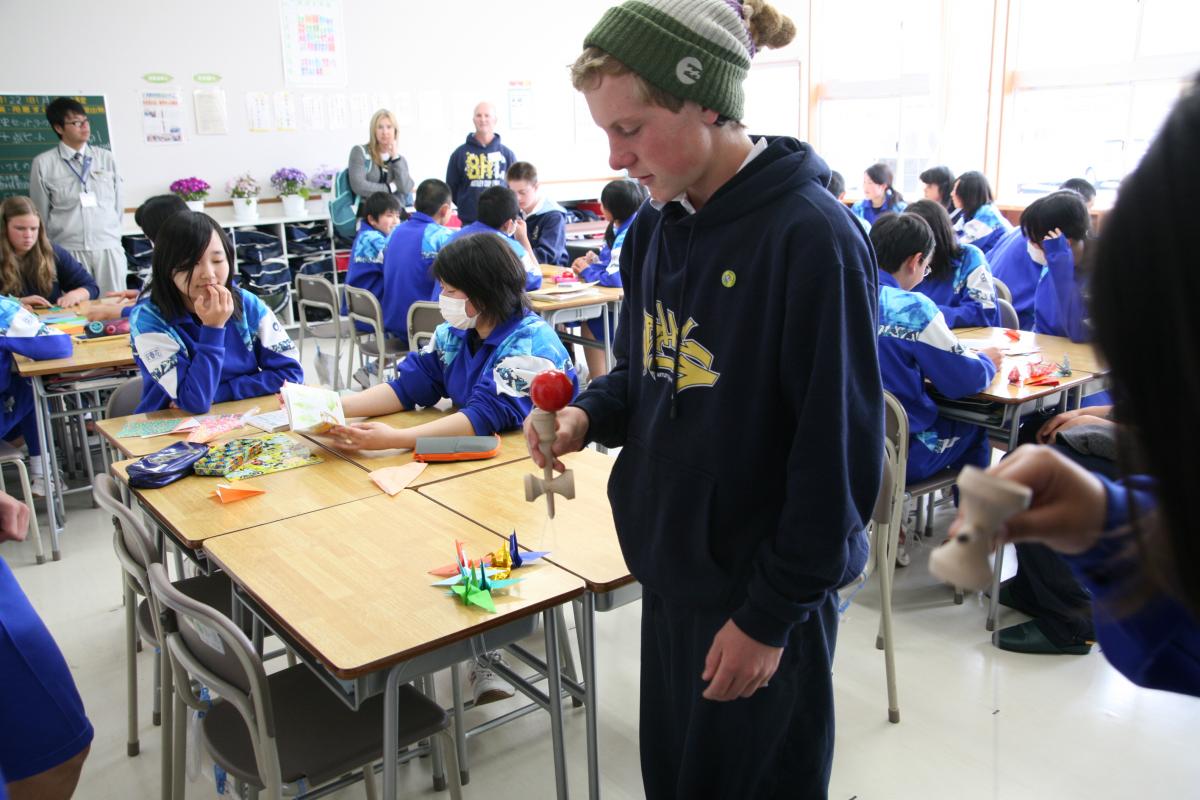 けん玉や折り紙など日本の文化を体験するバサーストの高校生