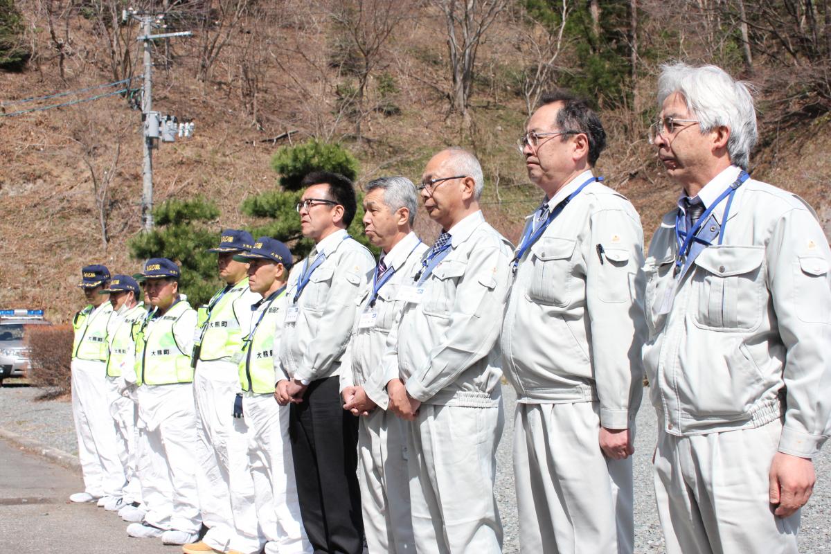 現地連絡所開所式に参列する職員と見回り隊