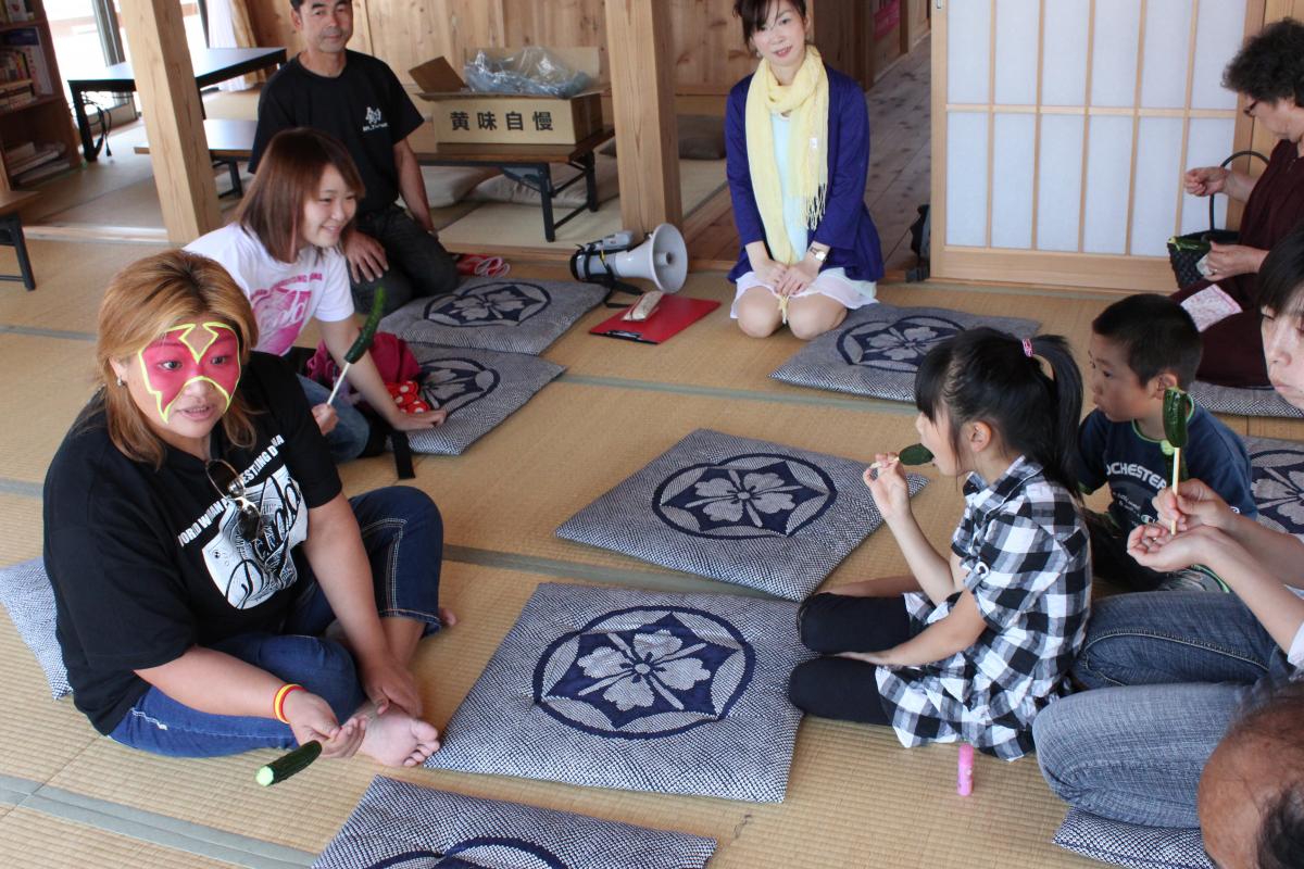 会津若松市内の仮設住宅を巡り、町民と交流を図った女子プロレスラーの井上さん