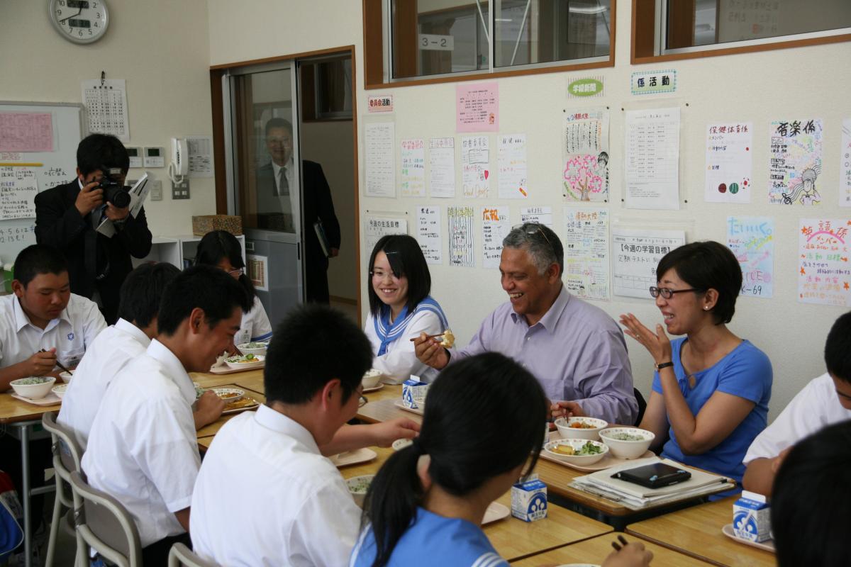 博士と一緒に給食を食べ、楽しく会話が弾む生徒たち