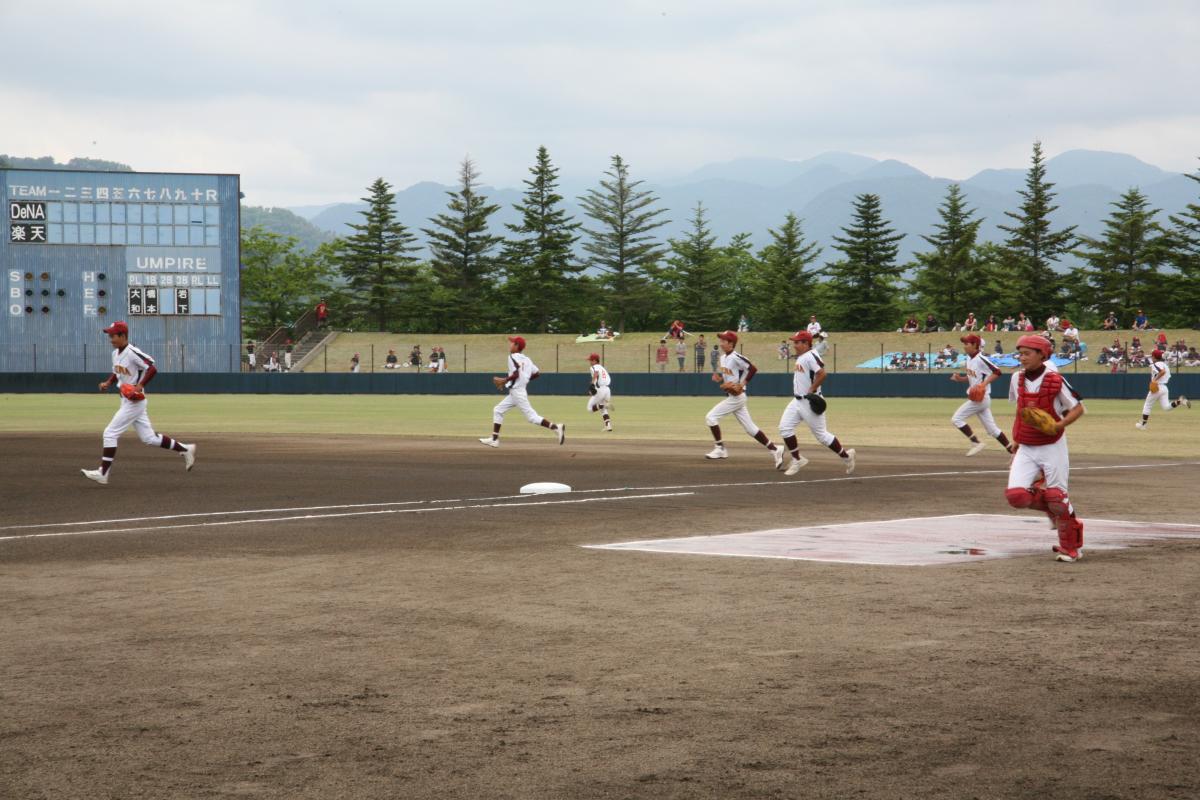 駆け足で守備位置につく大中野球部員たち