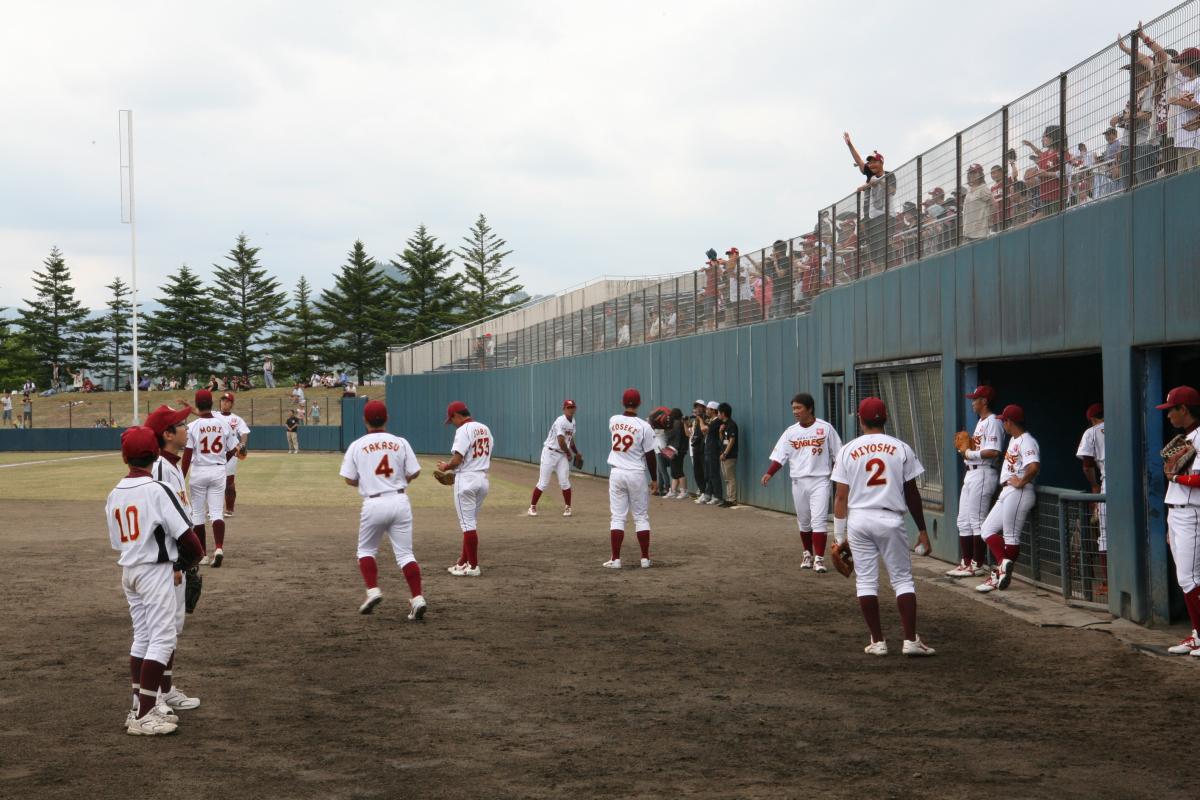 試合前にウォーミングアップをする東北楽天ゴールデンイーグルスの選手と大中野球部員