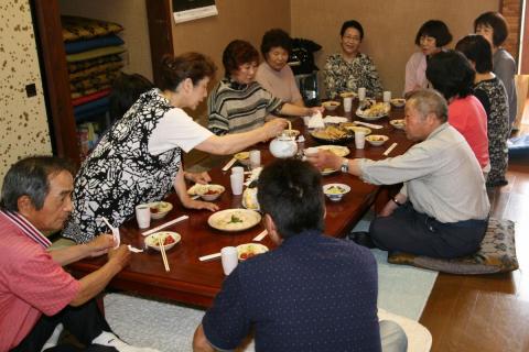 交流会で食事を楽しむ会津会会員の皆さん