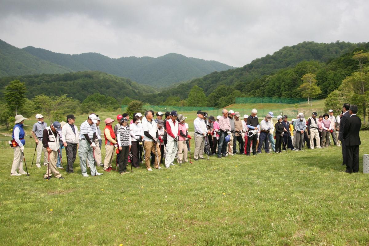 開会式であいさつする渡辺町長