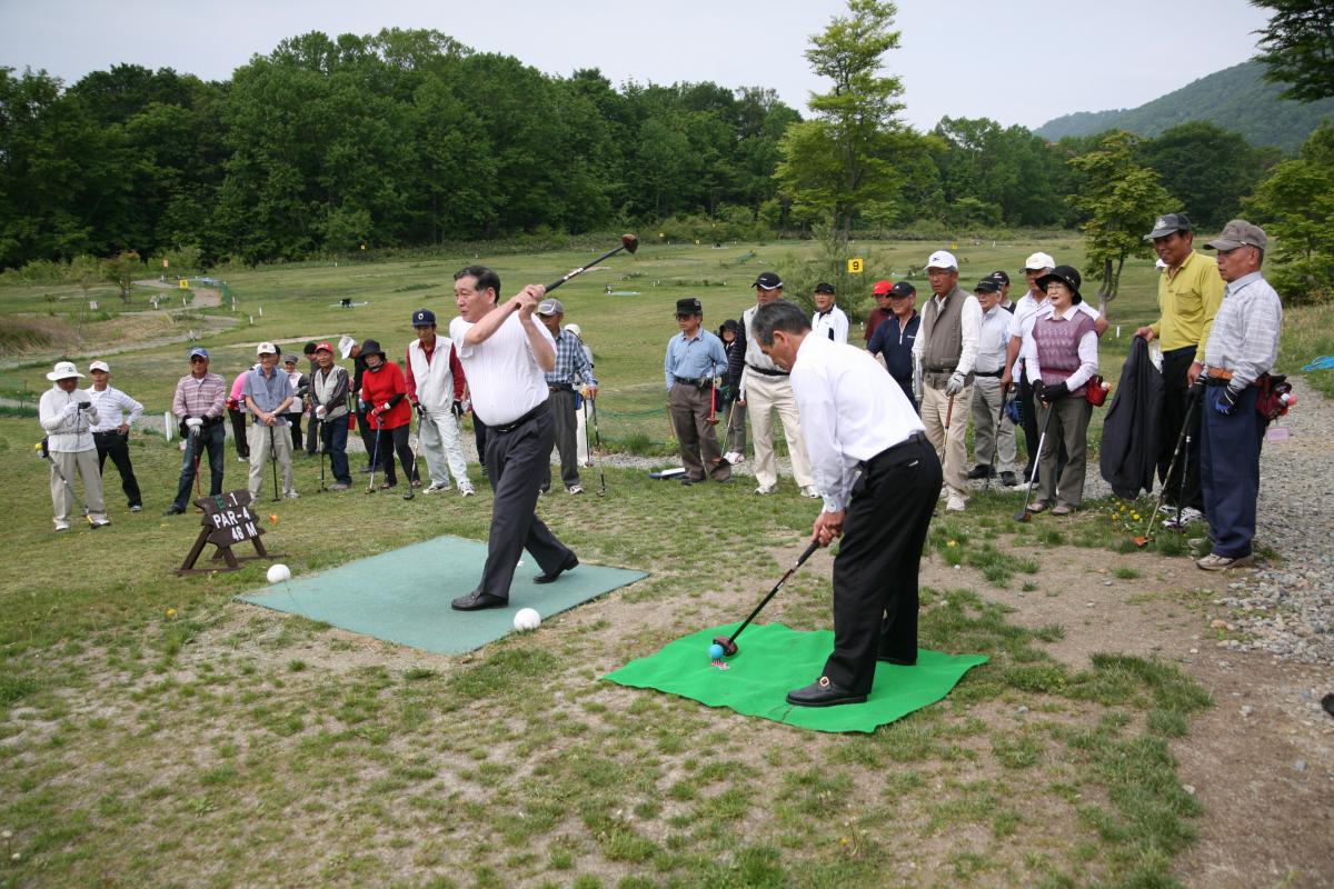 始球式で1打を放つ渡辺町長と渡辺副議長