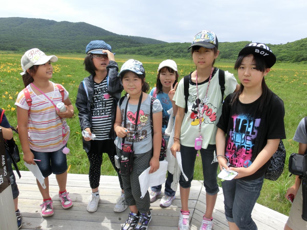 自然散策で会津地方の動植物の観察を行う教室生