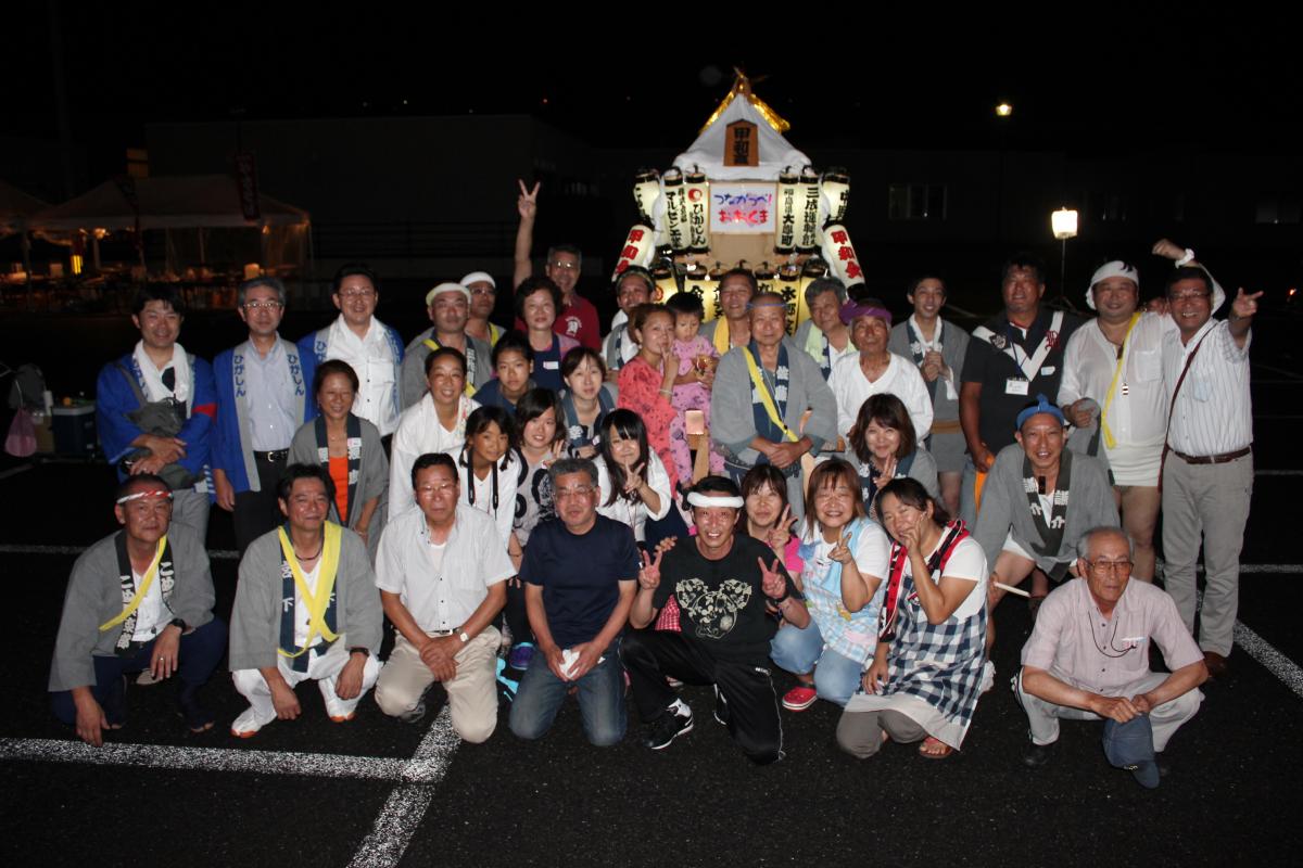 提灯神輿を代わる代わる担いで、祭りを盛り上げた皆さん