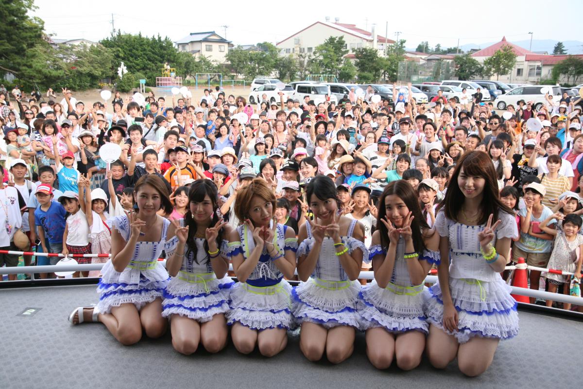 AKB48と記念撮影する会場の皆さん（2）