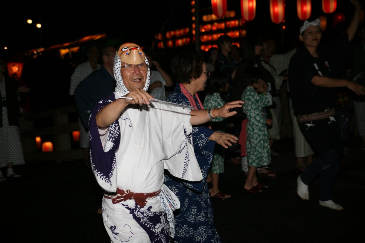 東山温泉を流れる湯川の上に建てられたやぐらの周りで、拍子に合わせて盆踊りを踊る参加者（2）