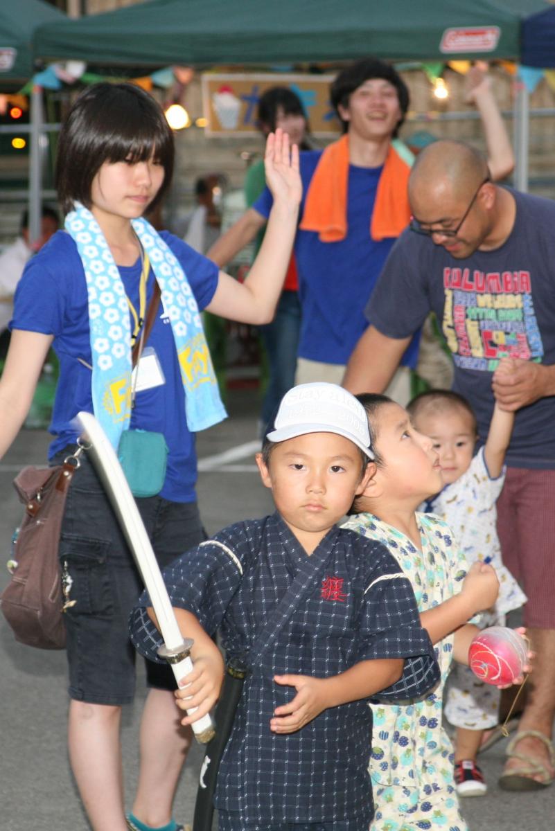 盆踊りに参加し祭りを盛り上げた子どもたち