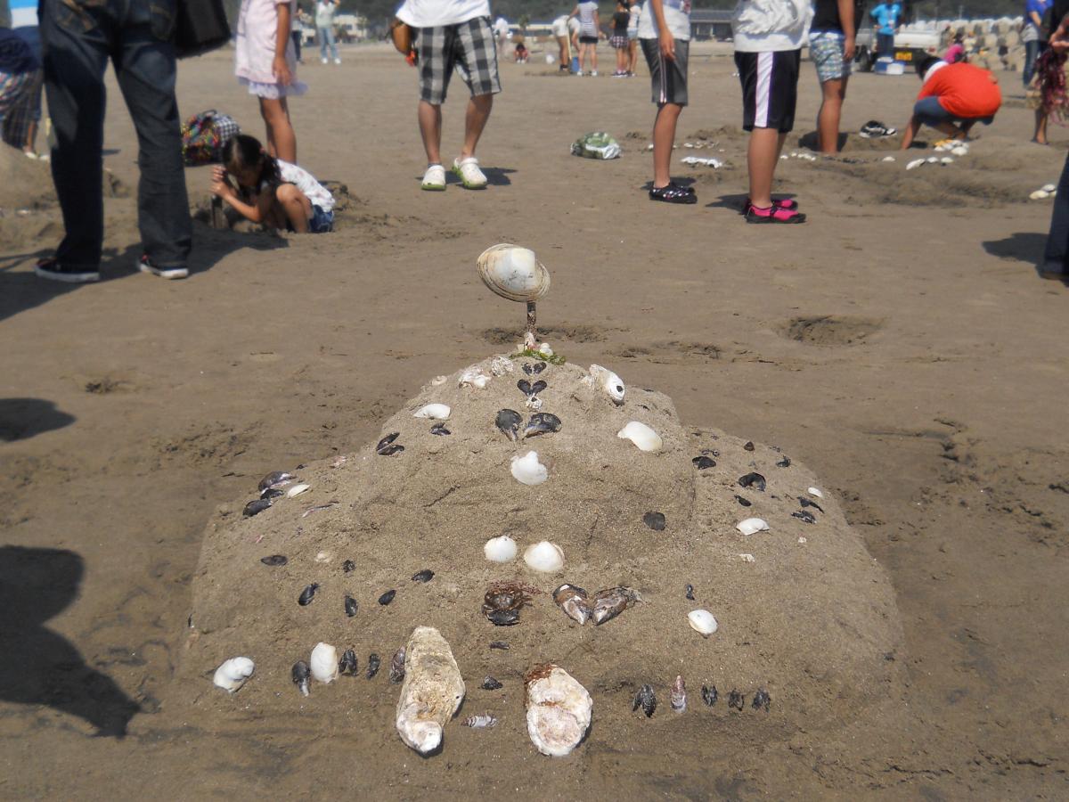 貝殻などを飾り、完成した砂の芸術