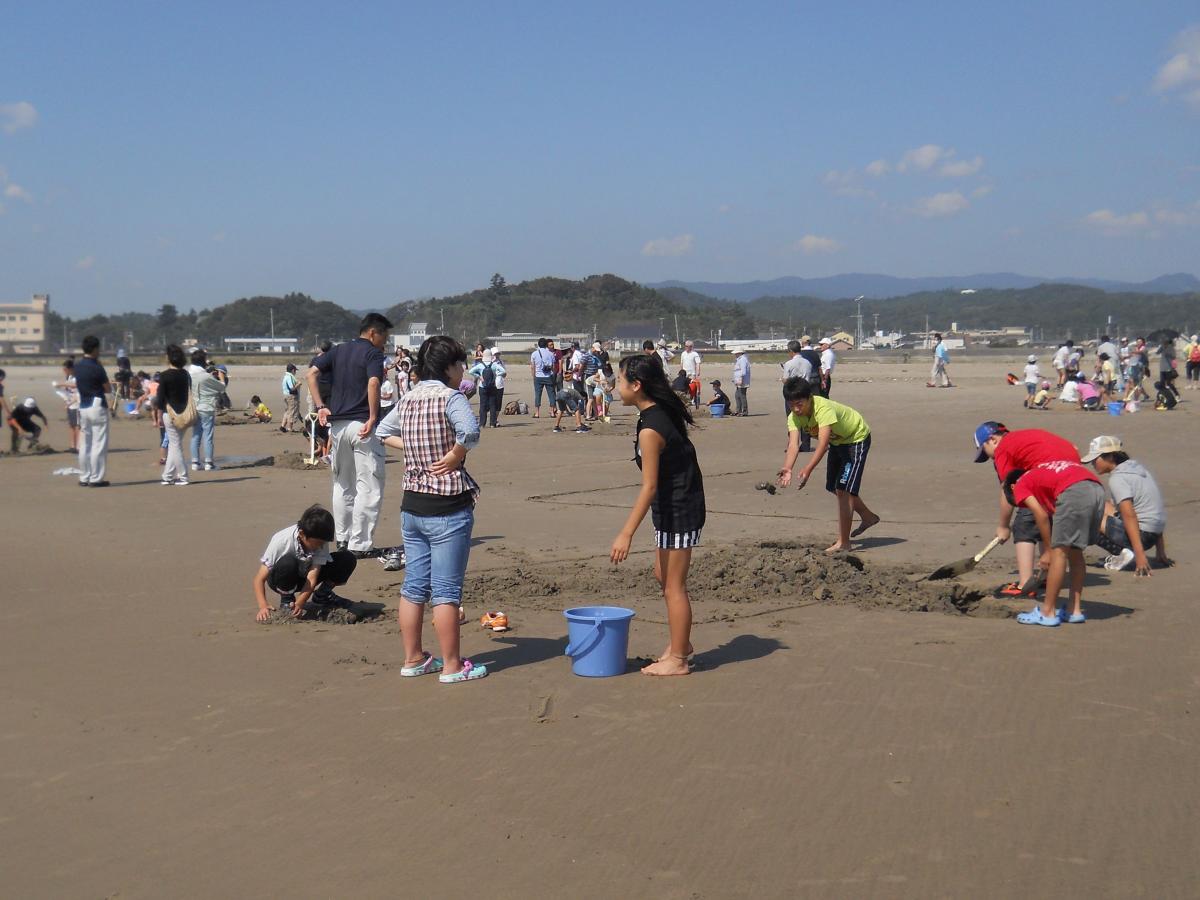 協力して砂の芸術を作る参加児童たち（2）