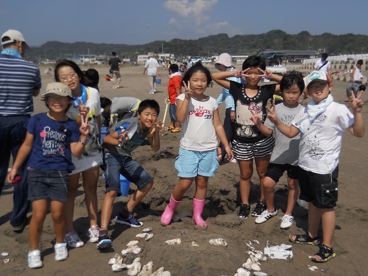 協力して砂の芸術を作る参加児童たち（4）