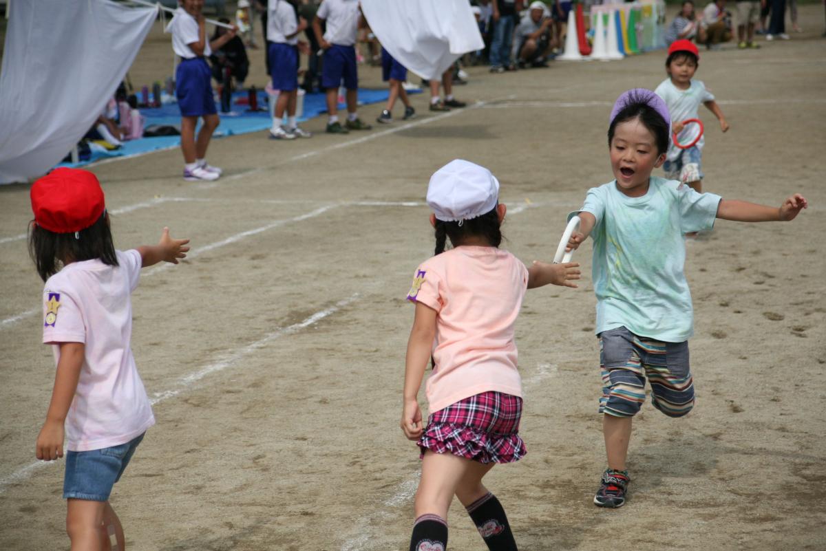 「つなごう、友達の輪」輪のバトンをつなぐ園児たち