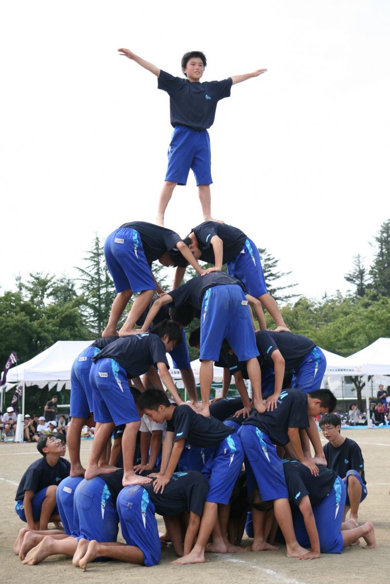 「組体操男塾」圧巻の6段ピラミッドを決めた大熊中学男子