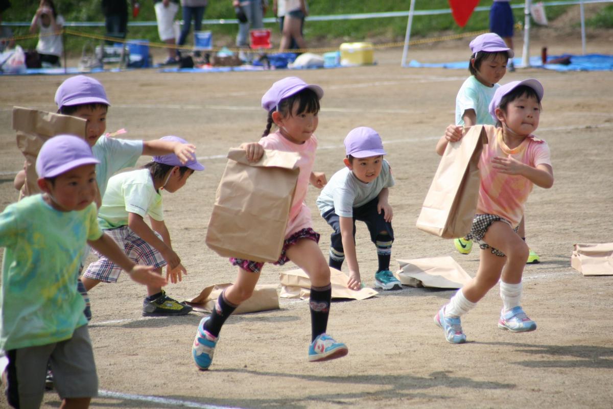 園児によるおみやげ拾い競争