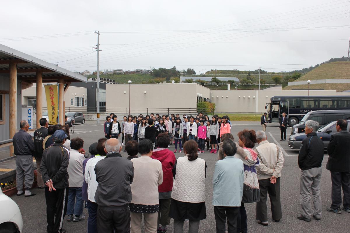 新潟県中越大震災の時の全国からの支援に対する感謝の気持ちを表現した合唱「結」を披露する中之島中央小学校の6年生