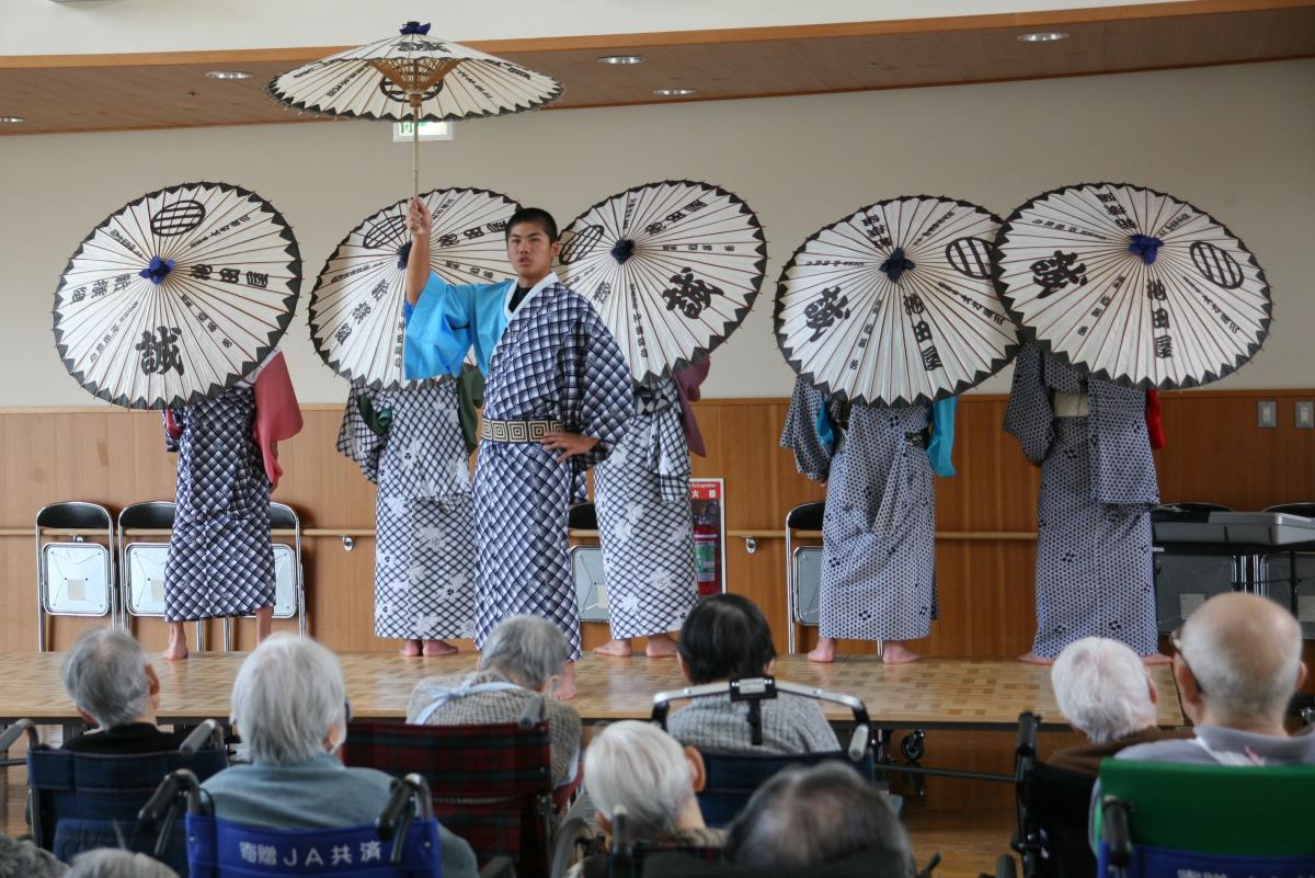 会津若松市内の老人ホームで歌舞伎を披露する大熊中生