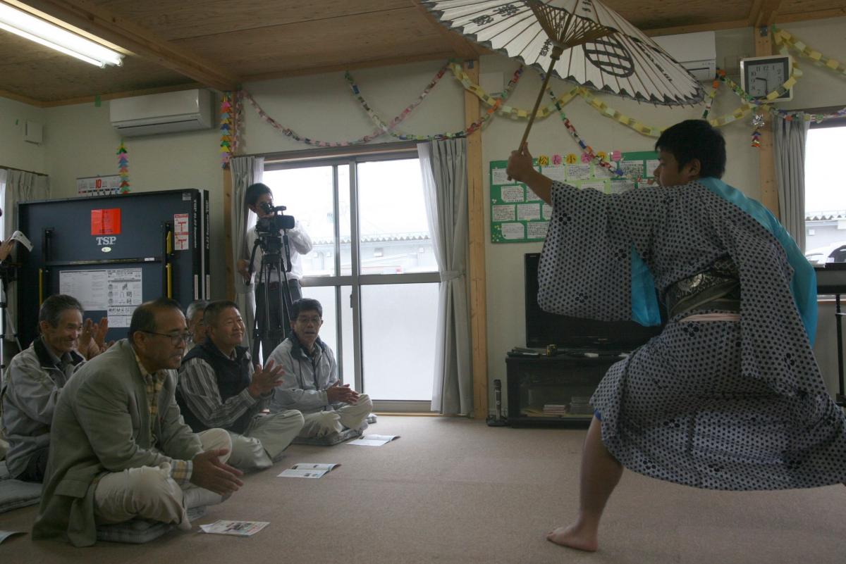 仮設住宅で歌舞伎を披露し拍手を受ける生徒