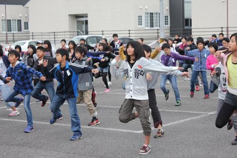 中之島中央小学校の6年生75人による踊り「結」