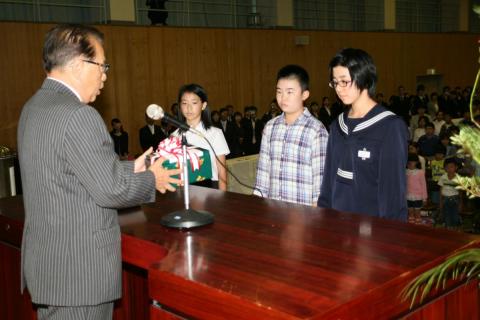 武内教育長から記念品を受け取る大熊中学校、熊町小学校、大野小学校の生徒