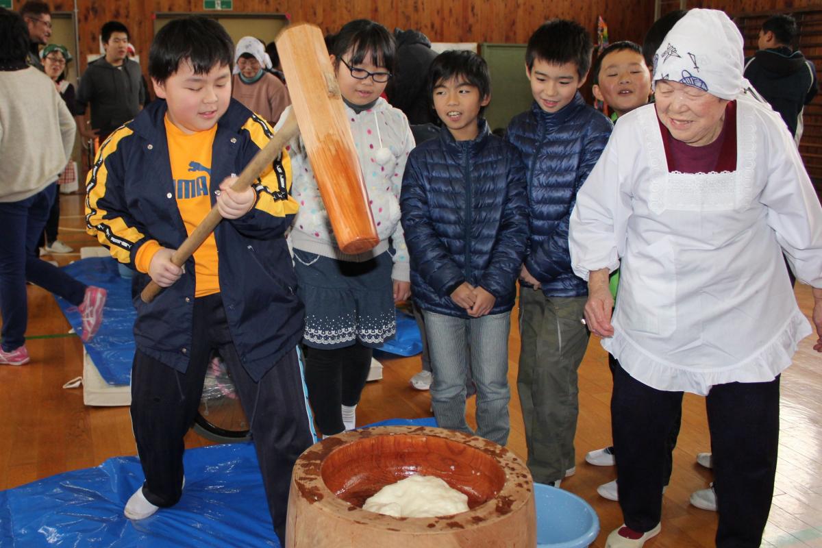 楽しそうにもちつきをする小学生（2）