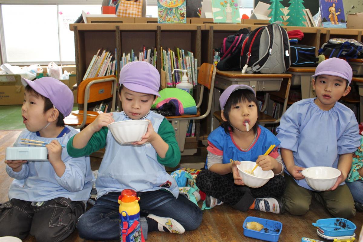 つきたてのもちを美味しそうに食べる園児たち（2）