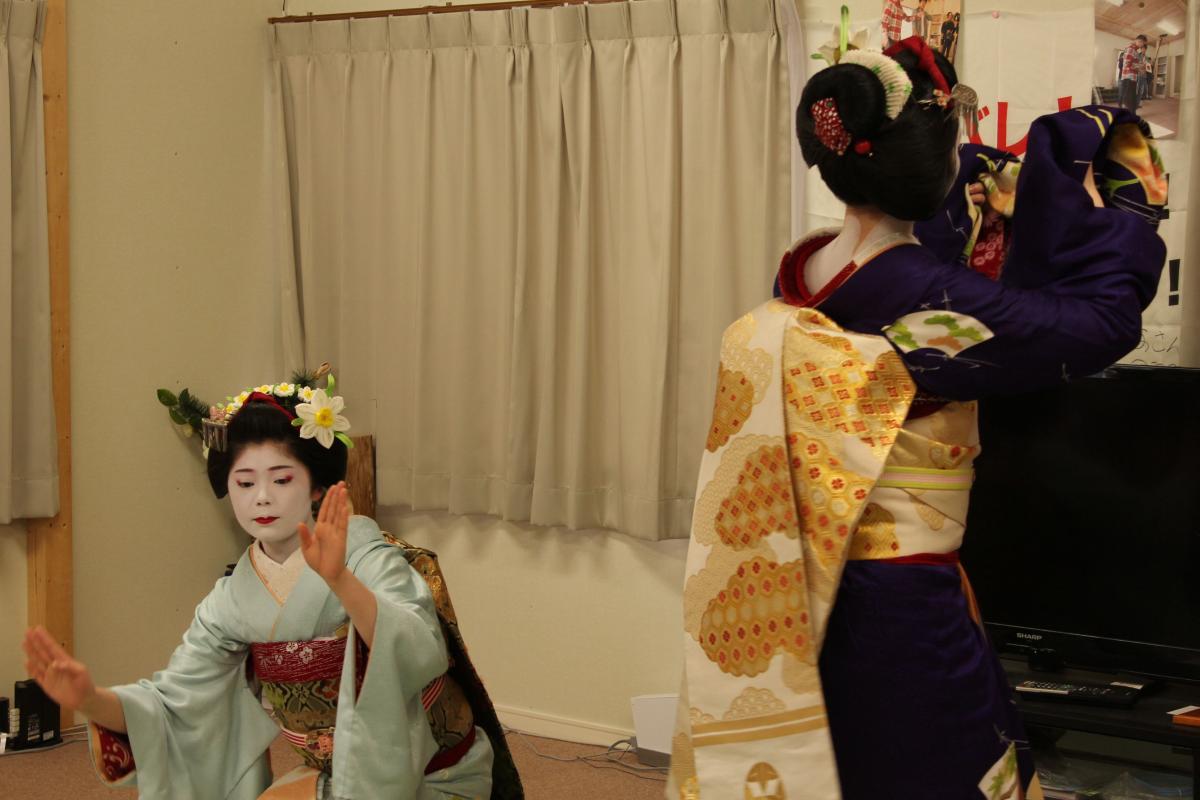 あでやかな舞を披露する仙斗町の舞妓さん（3）