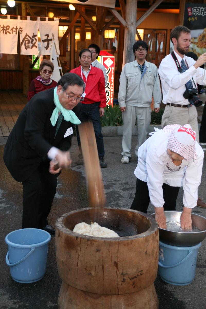 力強く杵を振り下ろす渡辺町長