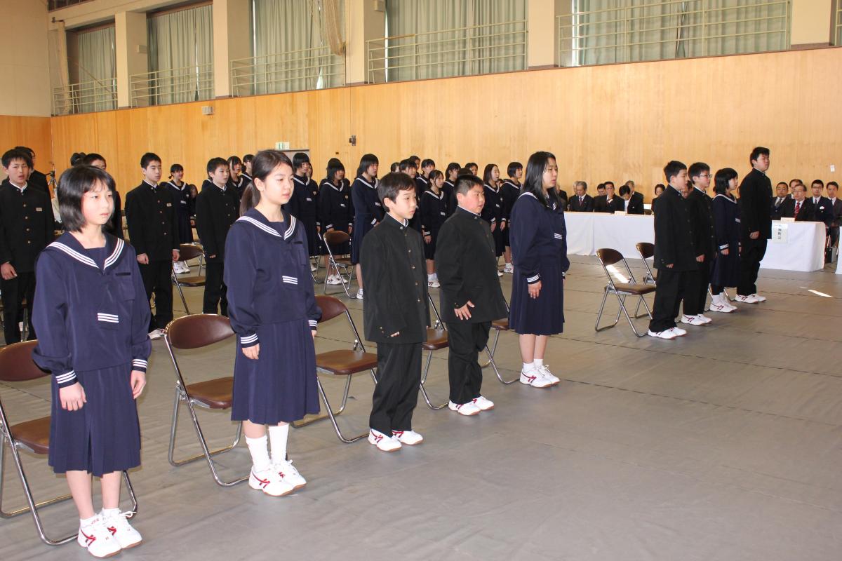 中学生らしい態度で式に臨む新1年生