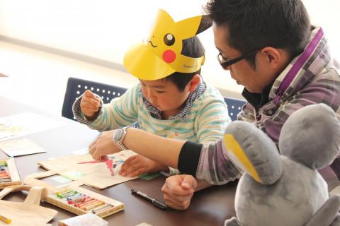 お父さんとポケモンのぬり絵を楽しむ男の子