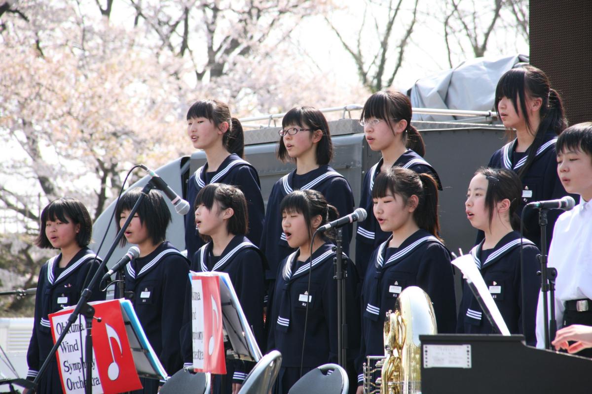 生徒たちの演奏は鶴ヶ城に響き渡りました