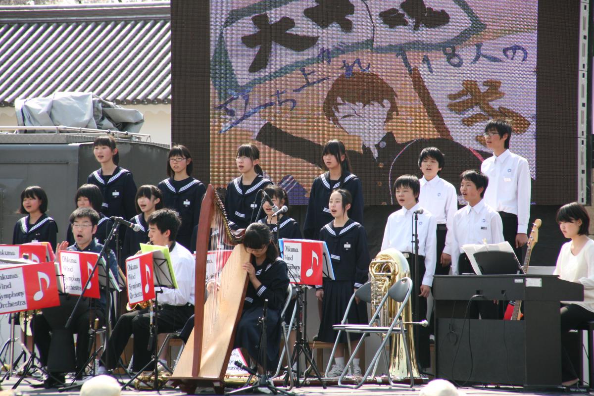 生徒たちの演奏は鶴ヶ城に響き渡りました（2）