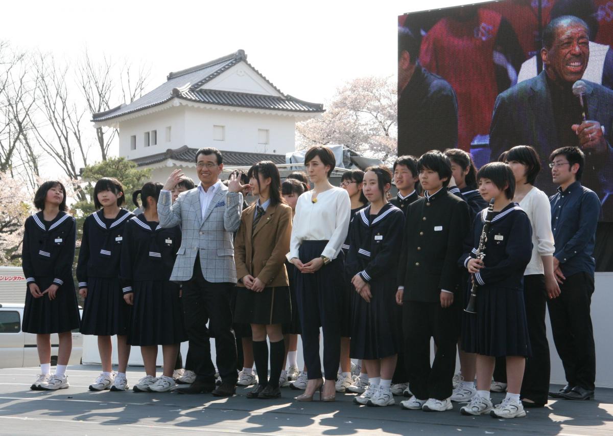 司会の滝川クリステルさん、NHKアナウンサー畠山智之さんとともに中学校生活を紹介する生徒たち