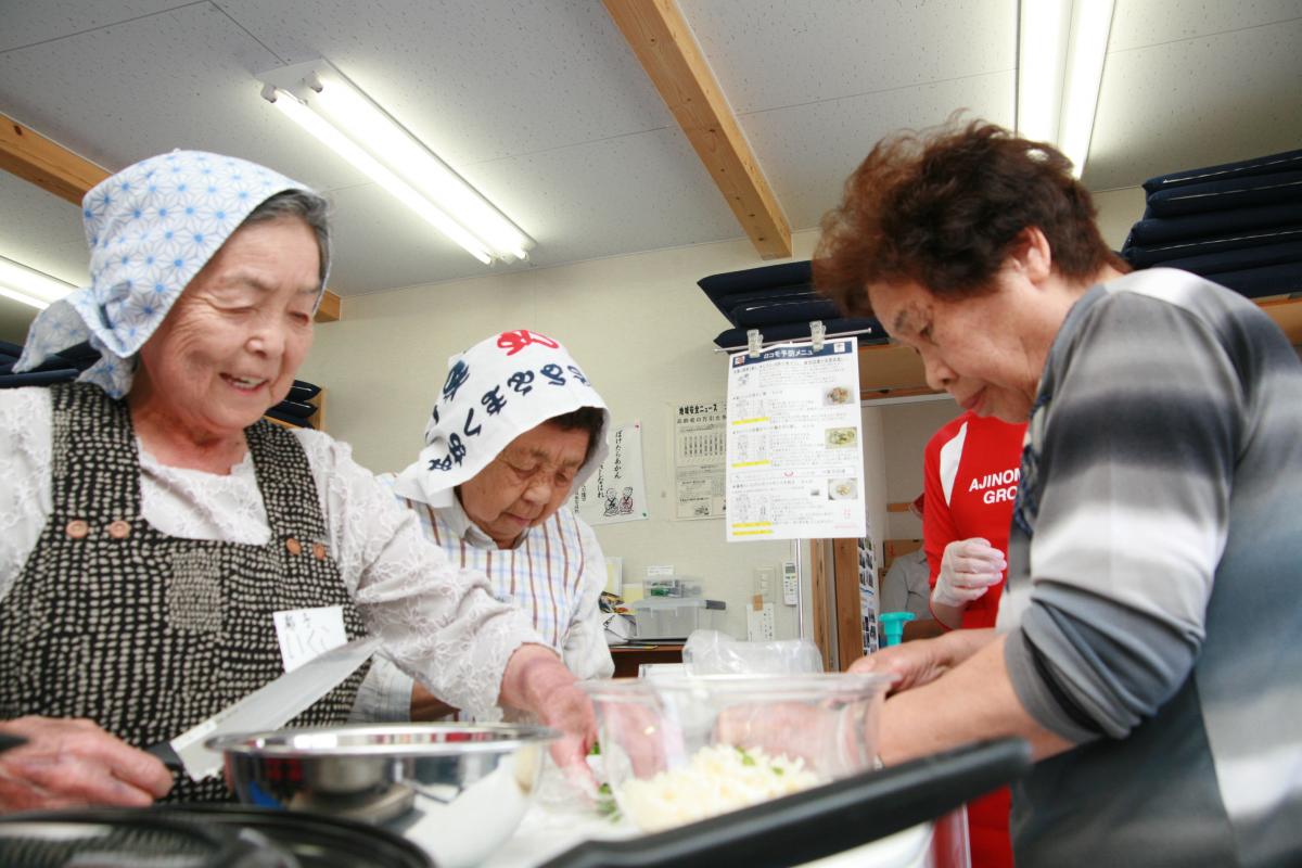 みどり公園仮設で行われた味の素「健康・栄養セミナー」で調理を楽しむ参加者