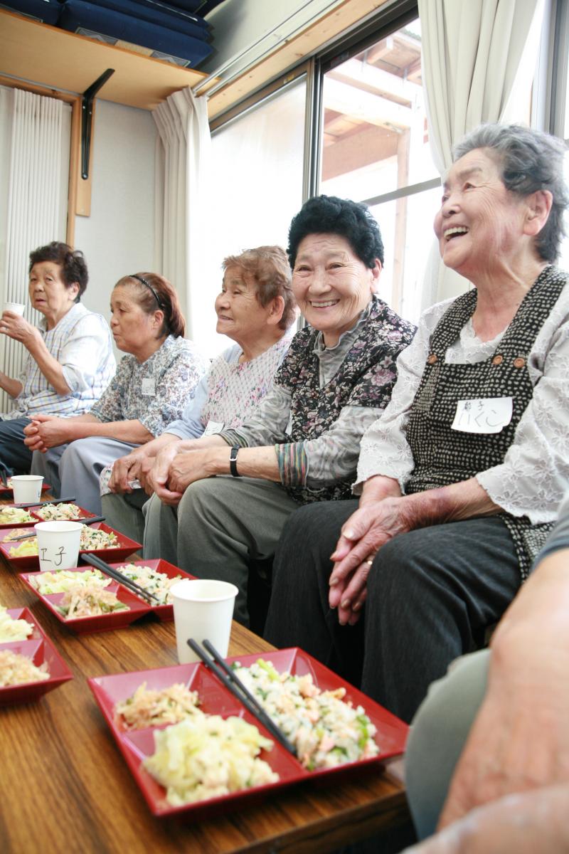 できあがった食事を食べながら笑顔が溢れる参加者の皆さん