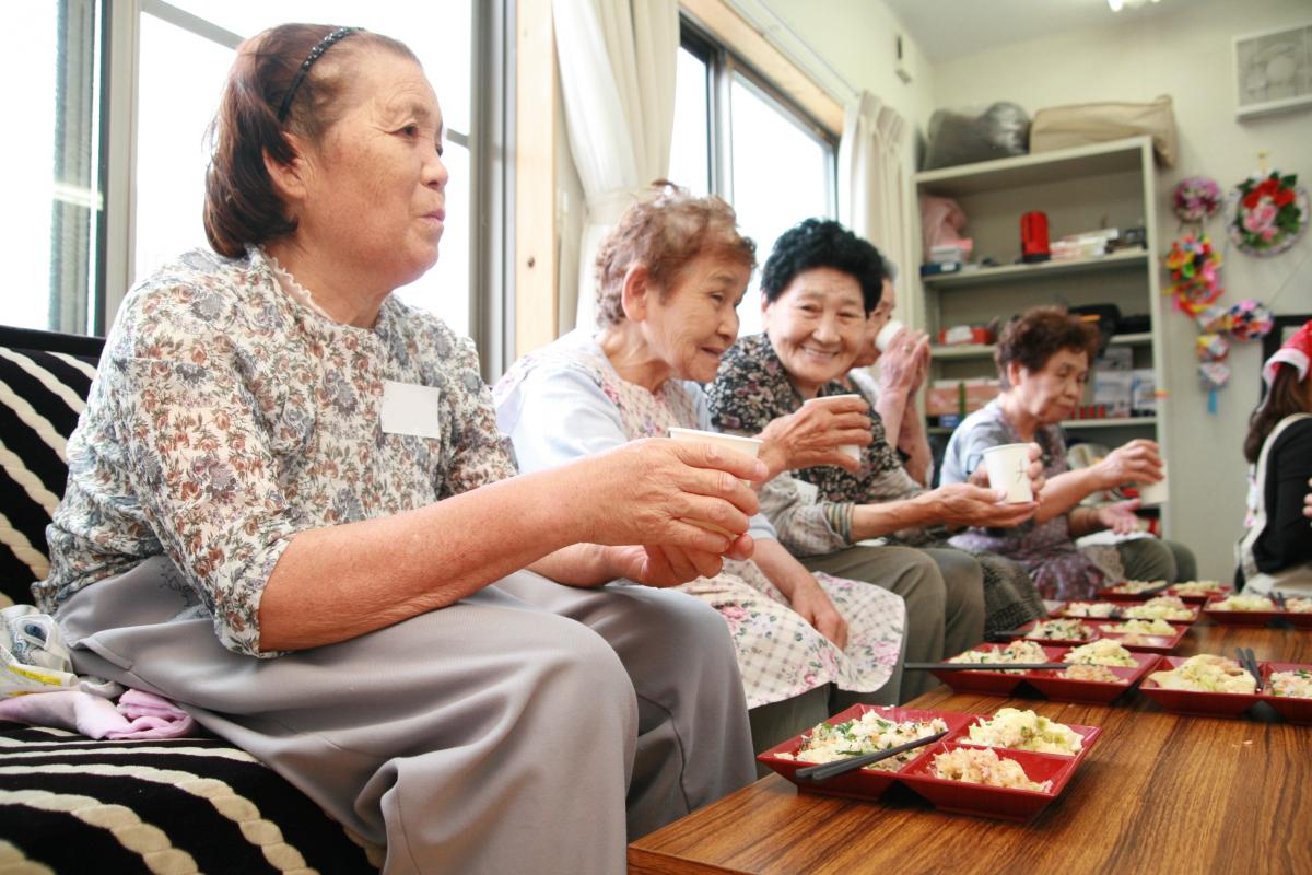 できあがった食事を食べながら笑顔が溢れる参加者の皆さん（2）