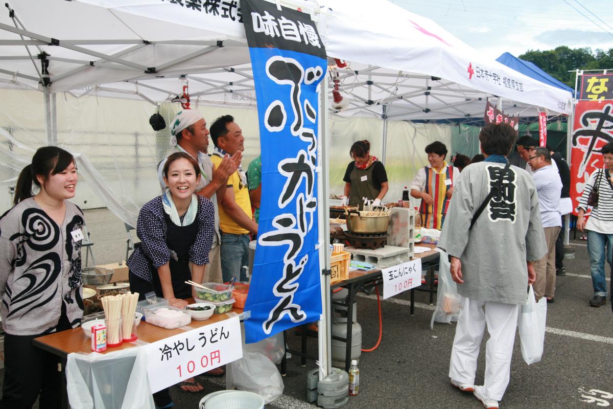 夏の一日をにぎやかに演出したたくさんの出店