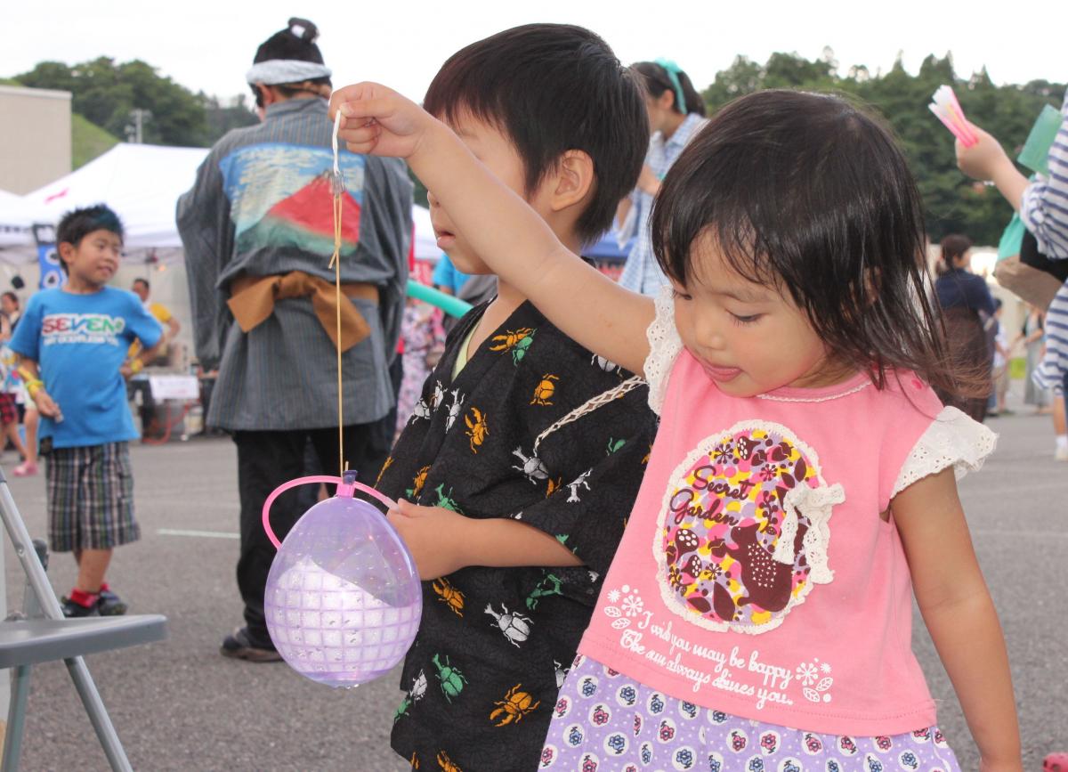 水ヨーヨー釣りを楽しむ子どもたち（2）