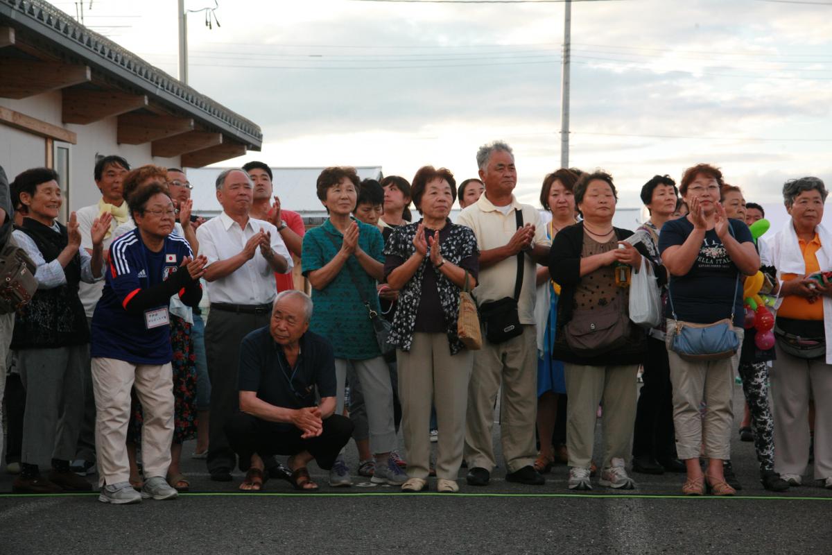 熊川稚児鹿舞の見事な舞に拍手を送る来場者