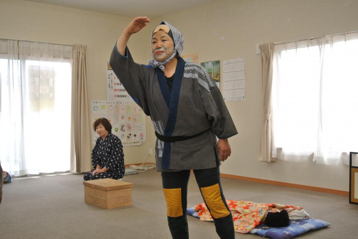 泥棒に扮して民話を語る大玉村婦人会のメンバー