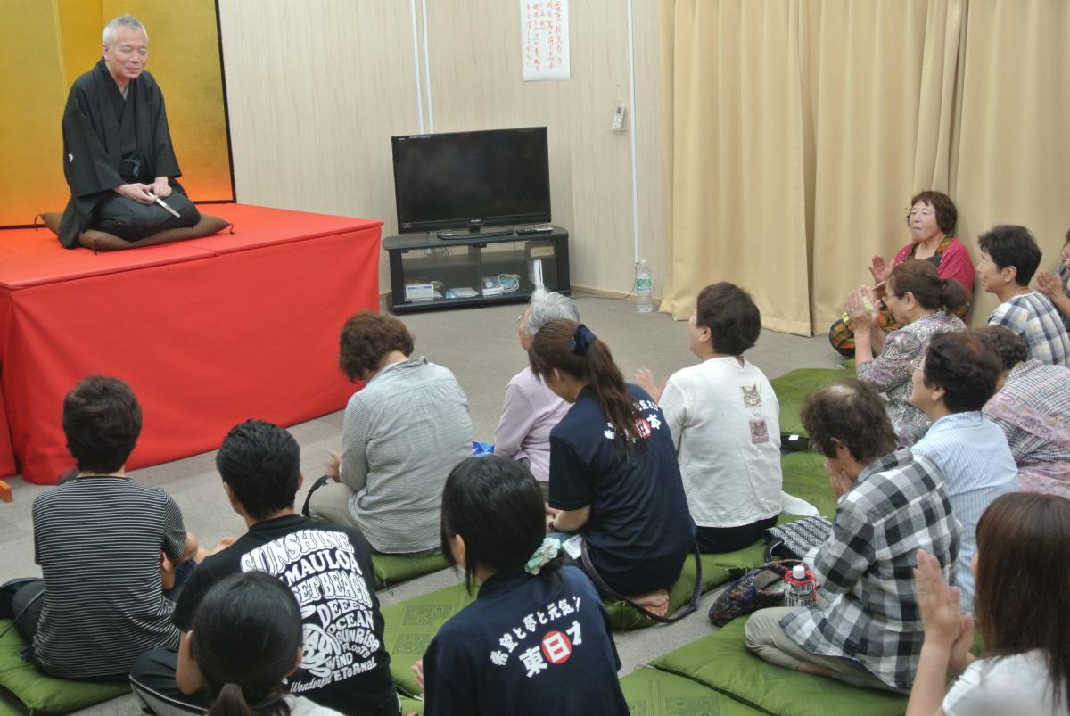 落語で町民を楽しませる三遊亭遊雀さん