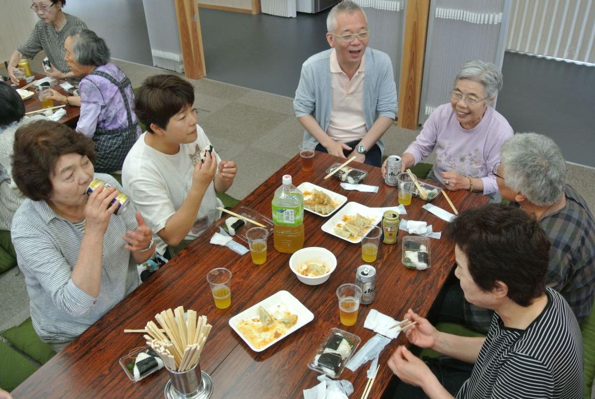 できたての餃子に舌鼓を打つ町民たち（3）