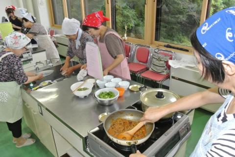 会津若松市の勤労青少年ホームで行われた「作って、食べて、しゃべろう会」の参加者ら