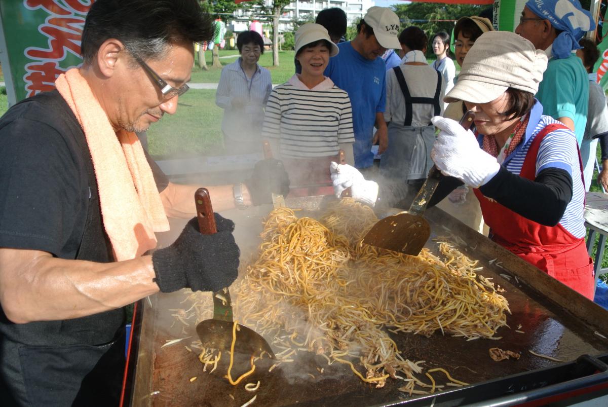 会場中に香る美味しそうな焼そばの匂い