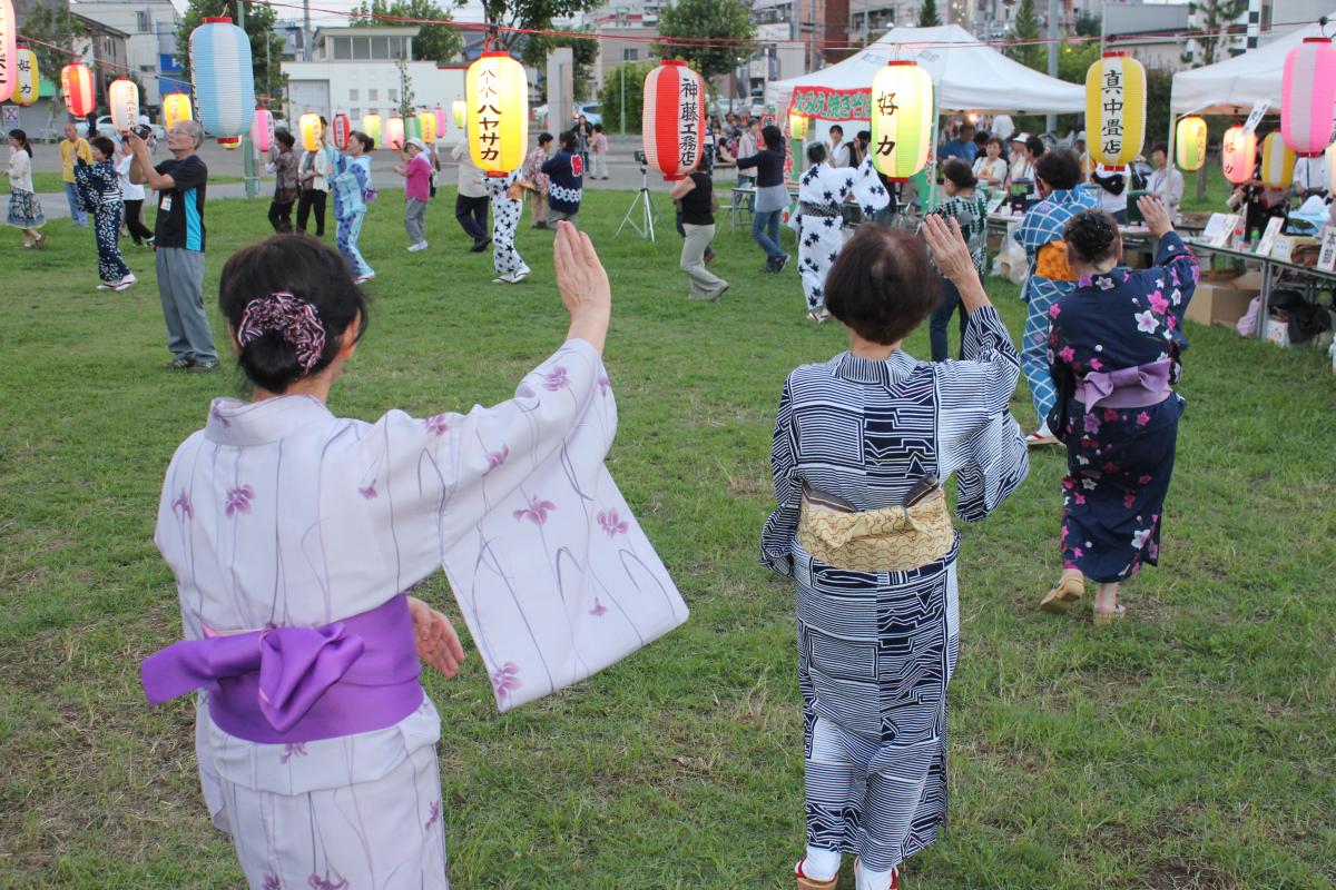 やぐらを囲み大きな輪ができた盆踊り