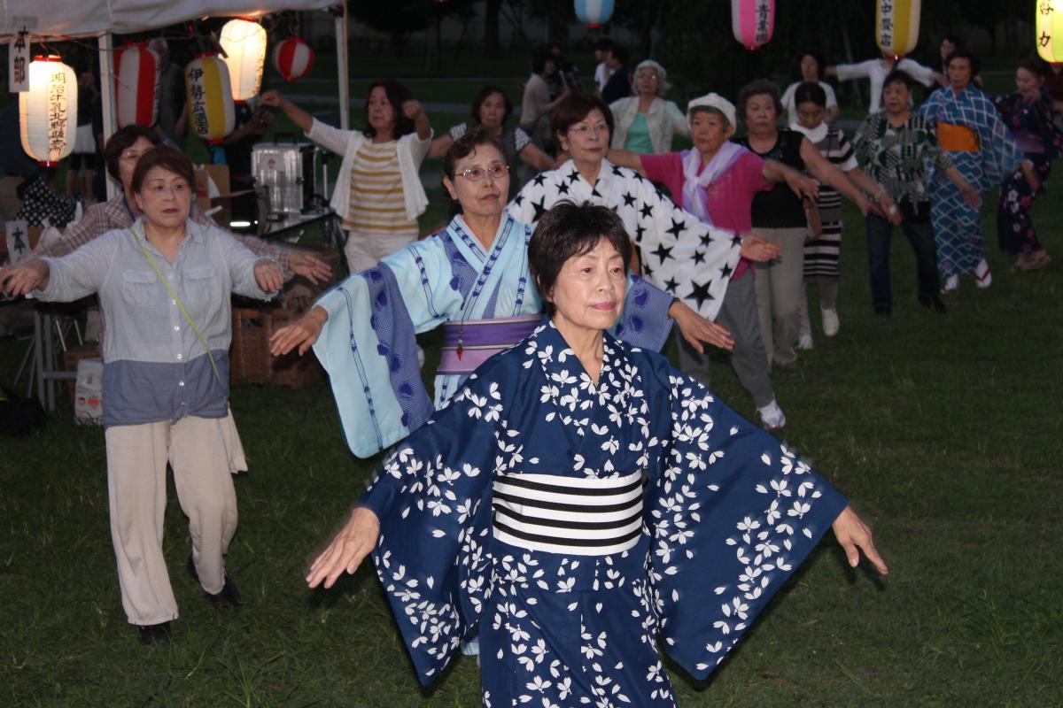 笛や太鼓の音色に合わせて「相馬盆唄」を踊る参加者たち（2）